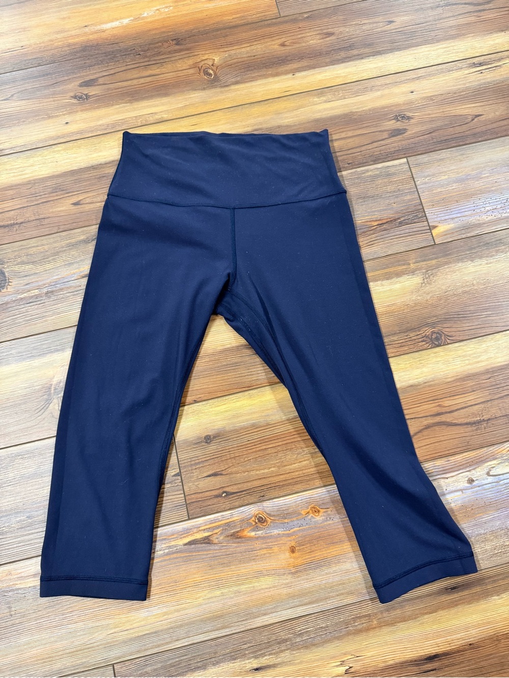 Women’s Cropped Lululemon size 6 Black navy Capri Leggings
